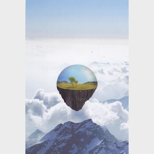 Puede incluir: Imagen surrealista de una isla flotante con un árbol, sobre un fondo de nubes y montañas. La isla es una esfera con un campo de hierba y un árbol. El cielo es azul con un toque de sol.