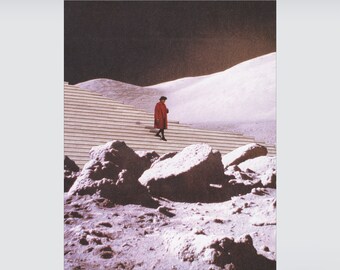 Puede incluir: Imagen artística de una persona con abrigo y sombrero rojos bajando una escalera de madera. El fondo presenta un paisaje lunar con colinas blancas y un cielo oscuro, creando una atmósfera surrealista.
