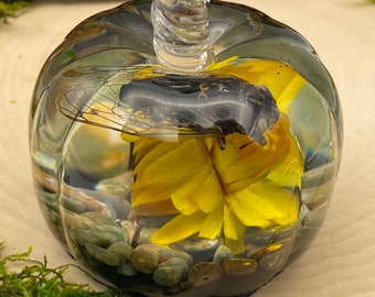 Única en su tipo, cigarra en una calabaza - decoración de resina - floral