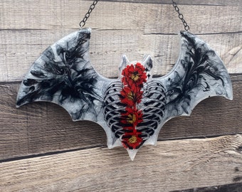 Floral- Colgante de pared de murciélago- Caja torácica- ahumado- perla