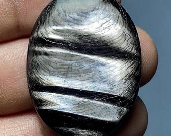 Auffälliger Hypersthen Cabochon loser Edelstein zur Schmuckherstellung Größe 34x25x5 mm Gewicht 48 CRT ca