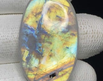 Natürlicher Regenbogen Mondstein Cabochonform ovaler loser Edelstein Größe 35x21x8 mm Gewicht 56 Karat ca