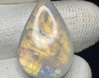 Natürlicher Regenbogen Mondstein Cabochon Form Birne Größe 25x17x7 mm Gewicht 24 Karat ca