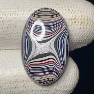 Puede incluir: Un juego de tres tazas de cerámica con un esmalte moteado de color crema. Cada taza presenta un diseño floral pintado a mano en tonos azules, verdes y amarillos. Las tazas tienen una forma simple y redondeada y un asa cómoda.