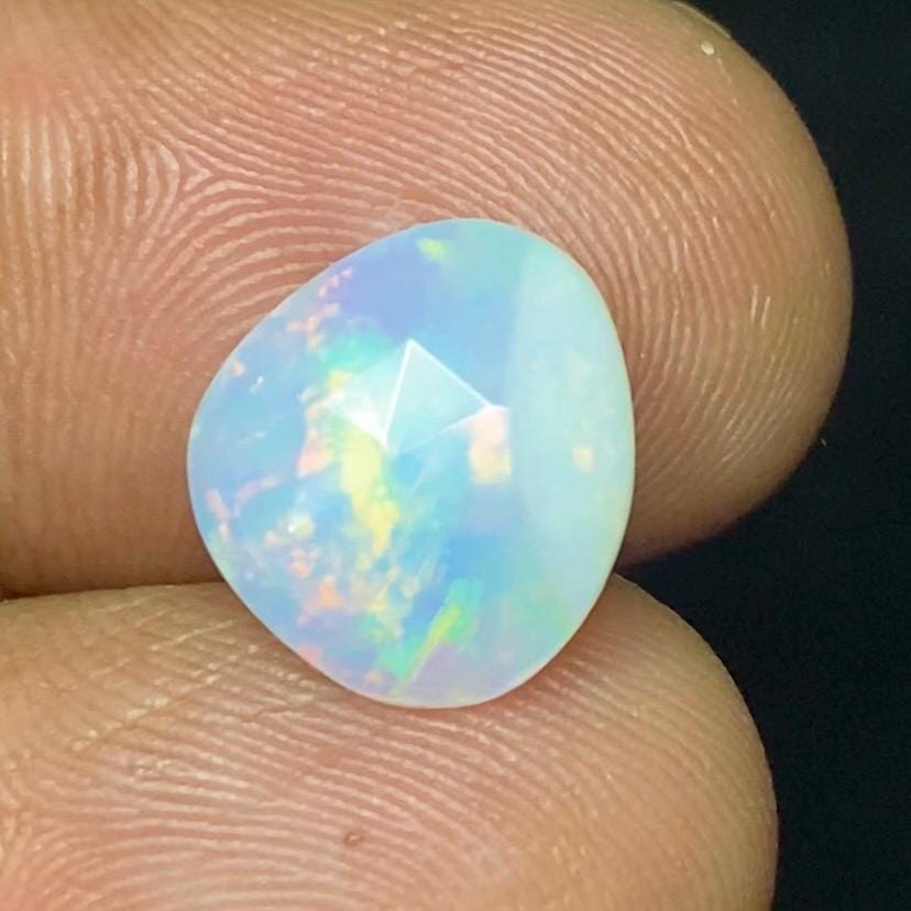 天然エチオピア産オパール宝石、ローズカット、2カラット（12x11x3 mm 