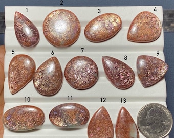 Natürlicher Iolith-Sonnenstein-Cabochon. Blutroter Iolith-Edelstein für die Schmuckherstellung. CODE 2496