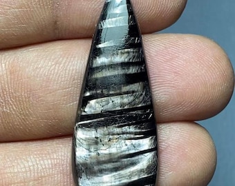 Auffälliger Hypersthen Cabochon loser Edelstein zur Schmuckherstellung Größe 39x15x4 mm Gewicht 26 CRT ca