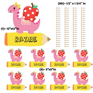Op de afbeelding: Een set van 80 gepersonaliseerde naamstickers met een roze dinosaurus die een rode appel met witte stippen draagt. De stickers zijn bedrukt met de naam "RAINE" en zijn verkrijgbaar in twee formaten: 1,27 cm × 4,45 cm en 12,7 cm × 12,7 cm.