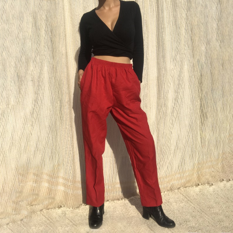 High-waisted red vintage trousers for women  Red high waist vintage trousers for women  Vintage pantalan de cintura alta rojo mujer