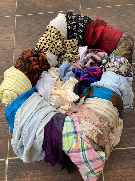 Lot of 25 vintage women's blouses / Lot of 25 wome