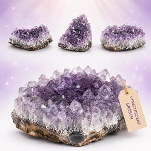 Pode incluir: Quatro aglomerados de cristais de ametista com formações pontiagudas roxo-escuras e bases de pedra cinzenta natural. O maior aglomerado em primeiro plano tem uma etiqueta de papel claro presa com um fio, com o texto VERSCHIEDENE GRÖBEN.