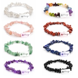 Op de afbeelding: Assortiment van edelsteen chip armbanden in diverse kleuren, waaronder helder, regenboog, roze, rood, groen, blauw, paars en zwart. Elke armband heeft een label met het woord "Pureja".