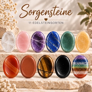 Könnte beinhalten: Elf ovale Sorgensteine in verschiedenen Farben und Texturen, darunter transparent, rosa, lila, blau, grün, gelb, orange, braun, Tigerauge, schwarz und ein mehrfarbig gestreifter Stein. Der Text "Sorgensteine 11 EDELSTEINSORTEN" ist zu sehen.