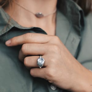 Elegant pearl ring | Grey baroque pearl | Peacock pearl ring | Trendy pearl jewelry | Silver pearl jewelry | Freshwater pearl ring