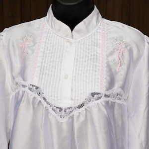Vintage Barbizon Womens Medium White Long Sleeve Satin Embroidered Mock Night Gown