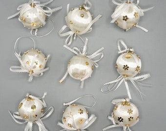 Set di 9 ornamenti natalizi vintage in raso con paillettes e perline in oro bianco realizzati a mano