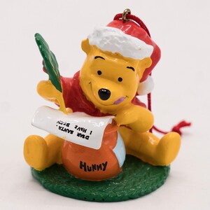 Adorno vintage de la tienda Disney de la década de 1990 con Winnie the Pooh escribiendo una carta a "Querido Papá Noel"