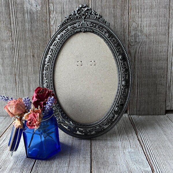 Marco de fotos ovalado plateado vintage adornado de 5 x 7