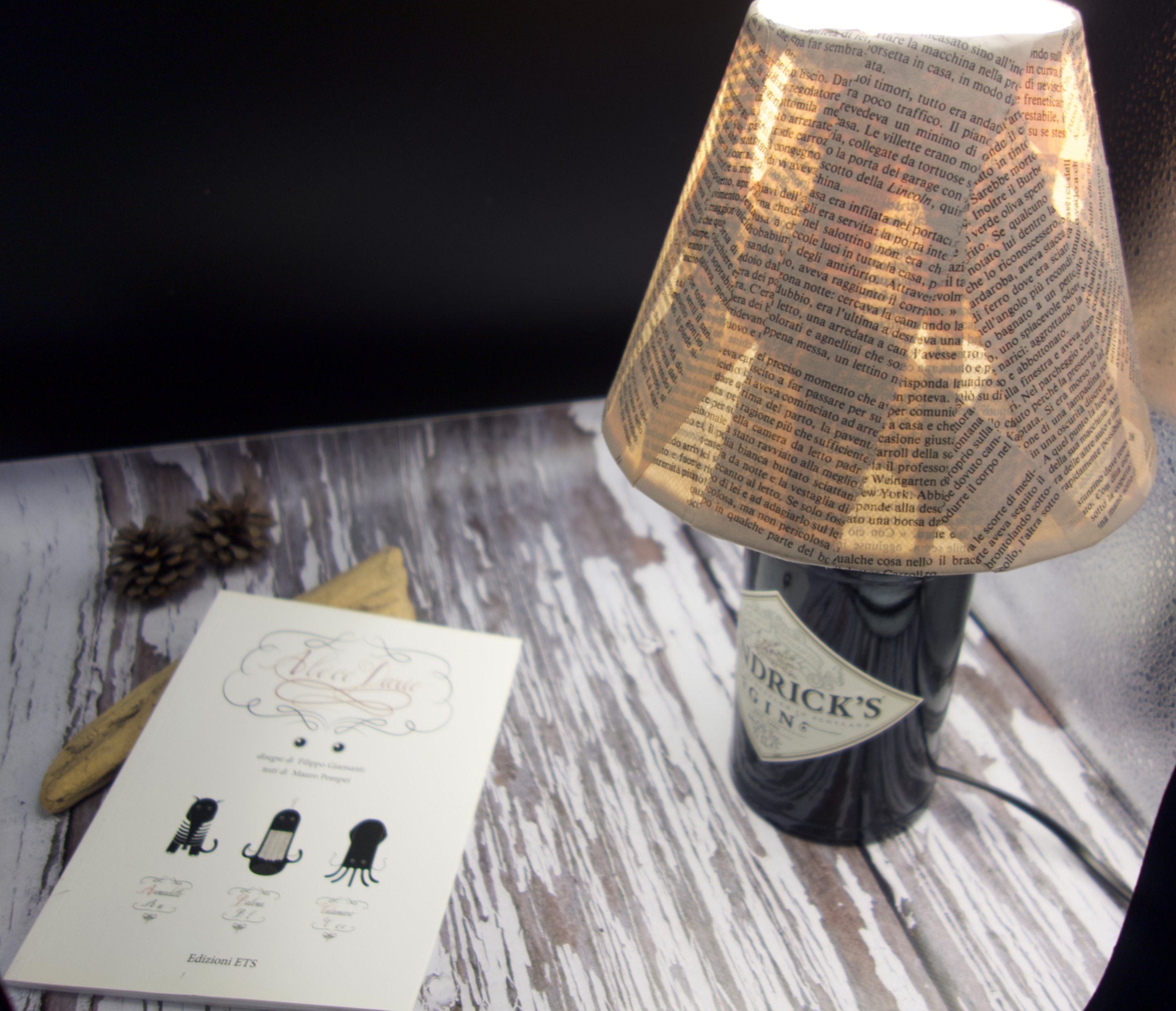 lampada con bottiglia di gin