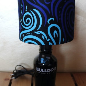 Lampada artistica con bottiglia di Bulldog gin