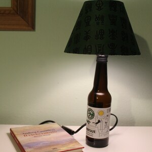 Lampada artistica con bottiglia di birra artigianale