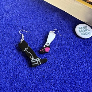 Unsere Flagge bedeutet Tod Boot Ohrringe | Ed und Stede ofmd Blackbeard Ketten Gay Piraten zeigen leichte baumeln Acryl Rhys Darby TaikaWaititi