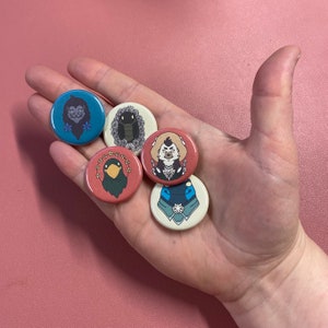 スピリットファーラー 1.25 インチ / 32 mm ピンバックボタン | キャラクター アリス アトゥル グウェン スタンリー ブルース バック サマー ジョヴァンニ アストリッド エレナ リリー グスタフ
