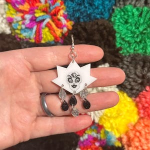 Orecchini pendenti con diamanti bianchi / accessori per gioielli Steven Universe tagliati al laser con incisione a specchio, futura autorità del diamante fatta a mano su