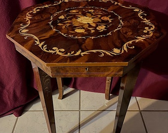 Preciosa mesa con incrustaciones! Artesanía especial de Sorrento. Antiguo.