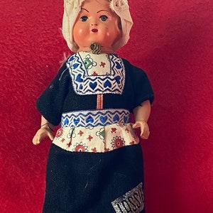 Leuke Nederlandse miniatuurpop. Vintage- Prior jaren 1960.
