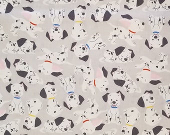 Puede incluir: Tela con un patrón repetido de perros dálmatas. Los perros blancos tienen manchas negras y collares de colores. El fondo es gris claro. Adecuado para diversos proyectos de costura.