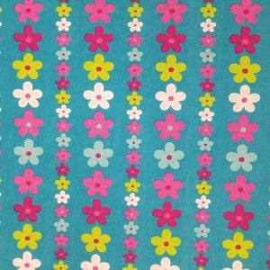 Cute Flower on Turquois Fabric, 100% Cotton, Quilter&#39;s Cotton, by-the-yard and Fat Quarter Increments Available, Floral Daisies, quick ship
