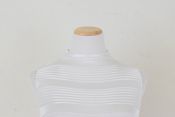 Vintage 90s Crinkled High Neck White Tank Top - image 6