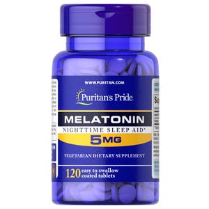Puede incluir: Una botella de plástico azul de Melatonina 5mg de Puritan's Pride, ayuda para dormir por la noche. La etiqueta incluye el texto "120 comprimidos recubiertos fáciles de tragar" y "Suplemento dietético vegetariano". La botella está llena de pequeñas pastillas blancas.
