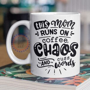 Cette maman fonctionne sur le chaos du café et cuss mots, cadeaux pour maman, tasse pour maman, Cussing Mama Cadeau