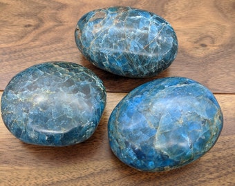 Apatite palm stone pebble