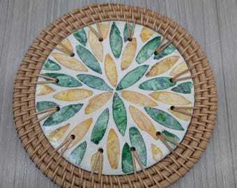 Pearlescent trivet