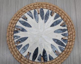 Pearlescent trivet