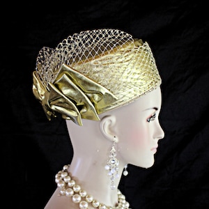 Metallic gouden bruiloft bunker bruidshoed, formele hoeden bruiden, kerk jurk hoed, NYFashionhoeden, CoutureDesignerhoeden, moeder van de bruid hoed