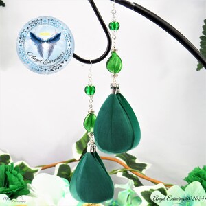 Emerald Isles - Pendientes de plumas - Cuentas de vidrio - Bañados en plata - Plumas verdes - Hipoalergénicos