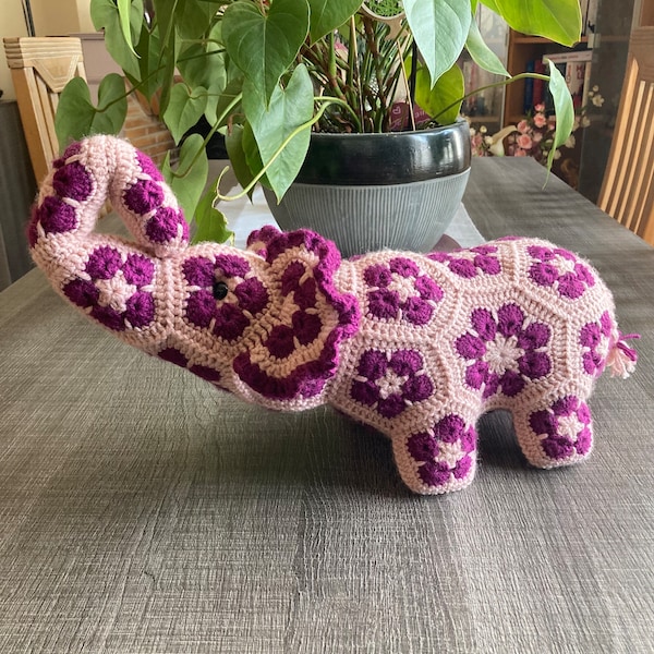 Peluche éléphant fleur africaine au crochet