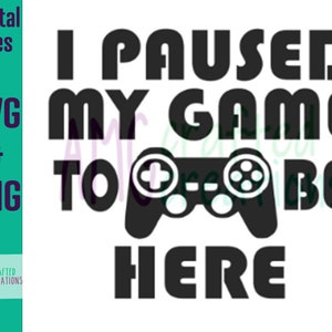 Può includere: Grafica in bianco e nero con il testo "Ho messo in pausa il mio gioco per essere qui" e un controller per videogiochi.
