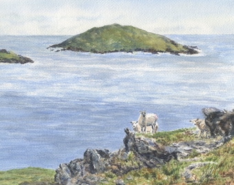Puede incluir: Pintura a la acuarela de una escena costera con una pequeña isla verde en la distancia. Ovejas pastan en un afloramiento rocoso con vistas al mar. El cielo es gris y el agua es azul claro.