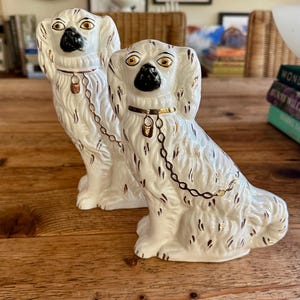 Antique English Staffordshire Spaniel Royal Hunt Mantle Dog Pair, 19th Century 8” Height