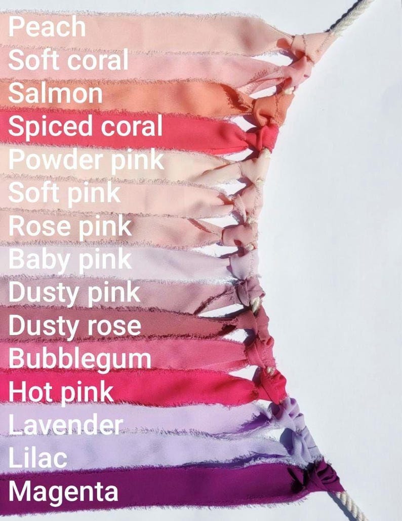 Puede incluir: Una colecci&oacute;n de cintas de tela en varios tonos, incluyendo melocot&oacute;n, coral suave, salm&oacute;n, coral especiado, rosa empolvado, rosa suave, rosa, rosa beb&eacute;, rosa polvoriento, rosa viejo, chicle, rosa fuerte, lavanda, lila y magenta, atadas a una cuerda.