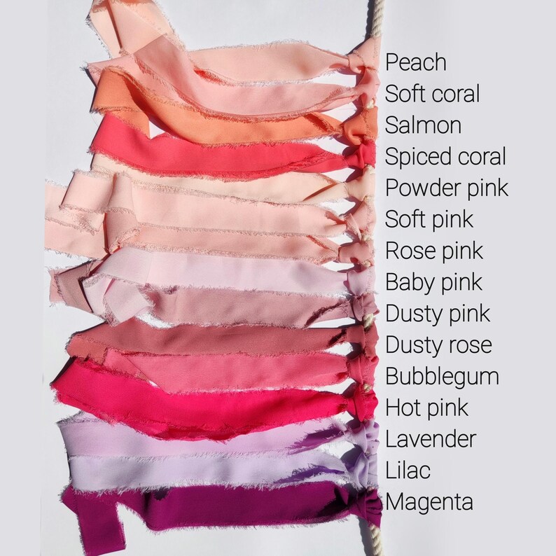 Puede incluir: Una colecci&oacute;n de cintas de tela con bordes deshilachados atadas a una cuerda, dispuestas en un degradado vertical de colores etiquetados como Peach, Soft coral, Salmon, Spiced coral, Powder pink, Soft pink, Rose pink, Baby pink, Dusty pink, Dusty rose, Bubblegum, Hot pink, Lavender, Lilac y Magenta.