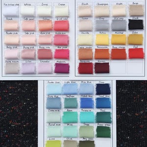 Puede incluir: Una carta de colores con tres cuadr&iacute;culas de muestras de tela con bordes deshilachados, cada una etiquetada con su nombre de color. La colecci&oacute;n incluye un amplio espectro de tonos que van desde blancos y rosas hasta naranjas, azules y verdes.