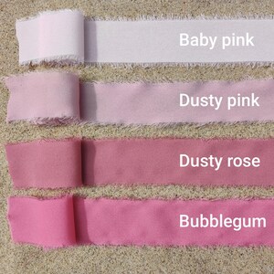 Puede incluir: Cuatro tiras horizontales de cinta de tela con bordes deshilachados, cada una con un tono de rosa distinto. Los colores est&aacute;n etiquetados como Baby pink, Dusty pink, Dusty rose y Bubblegum, dispuestos del tono m&aacute;s claro al m&aacute;s oscuro.