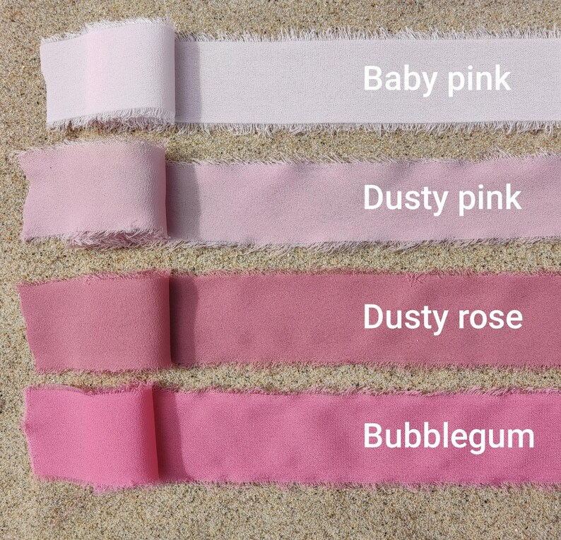 Puede incluir: Cuatro tiras horizontales de cinta de tela con bordes deshilachados, cada una con un tono de rosa distinto. Los colores est&aacute;n etiquetados como Baby pink, Dusty pink, Dusty rose y Bubblegum, dispuestos del tono m&aacute;s claro al m&aacute;s oscuro.