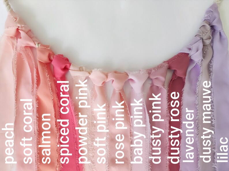 Puede incluir: Una guirnalda decorativa que presenta una serie de tiras de tela deshilachadas atadas a un cord&oacute;n. Los colores est&aacute;n etiquetados como peach, soft coral, salmon, spiced coral, powder pink, soft pink, rose pink, baby pink, dusty pink, dusty rose, lavender, dusty mauve y lilac.
